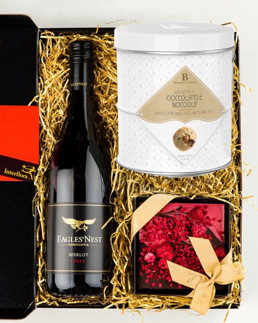 Eagle´s Nest Merlot red wine, dark chocolate and gourmet cookies