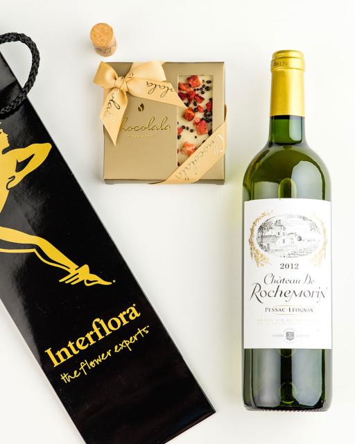 Gift bag with Rochemorin white wine and strawberry-champagne chocolate