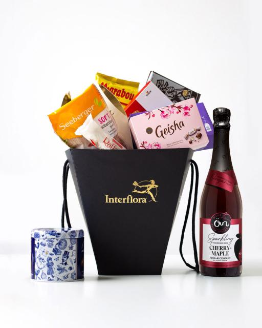 Sweet selection in a gift bag (with alcohol-free sparkling drink)