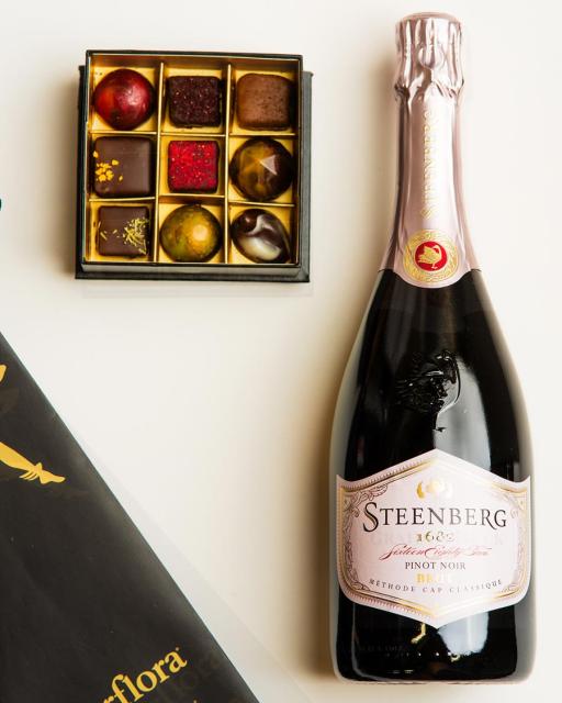 Steenberg Pinot Noir vahuvein ja Chocolala käsitöökommid