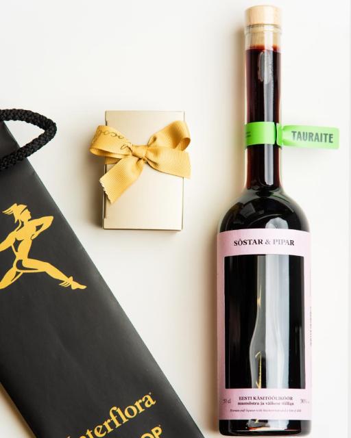 Gift bag with Currant&Pepper liqueur and handmade chocolates