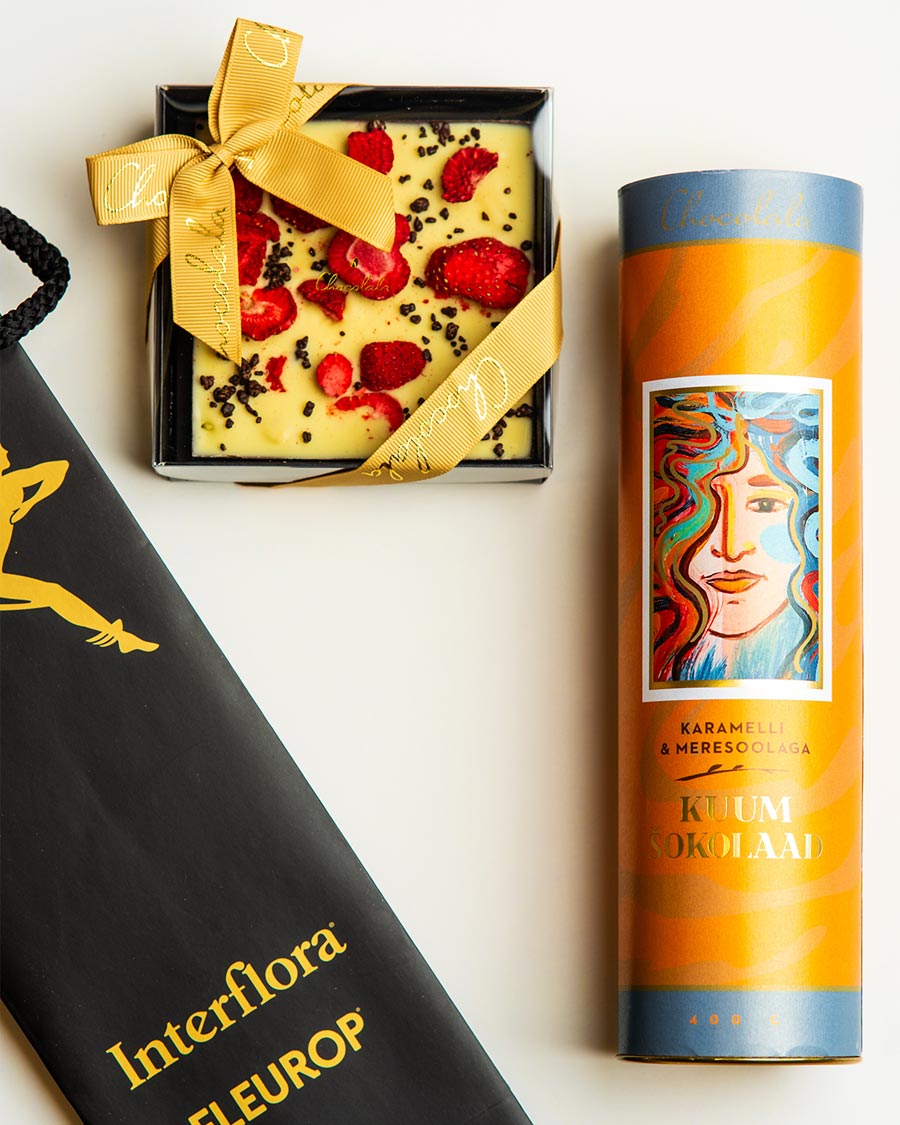 Горячий шоколад с карамелью и морской солью и плитка шоколада с шампанским