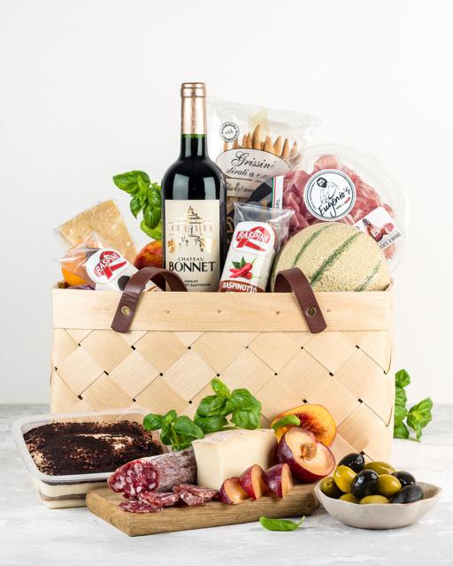 Grande picnic basket with wine