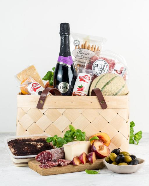 Grande picnic basket with non-alcoholic sparkling drink