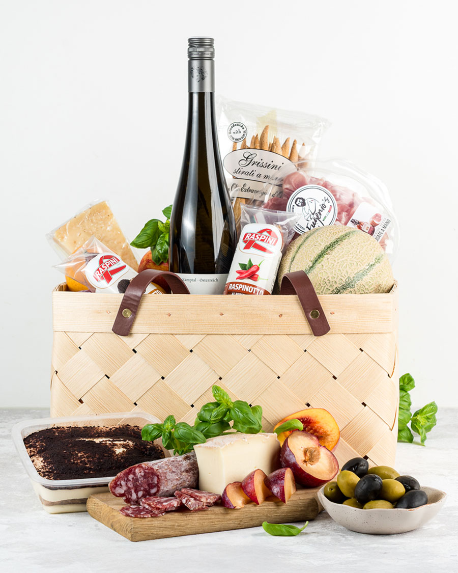 Picnic basket with Italian delicacies | Summer bouquets | Interflora ...