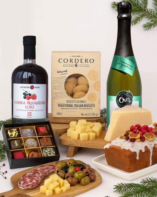 Keskmine gurmeekarp alkoholivaba vahujoogi ja glögiga