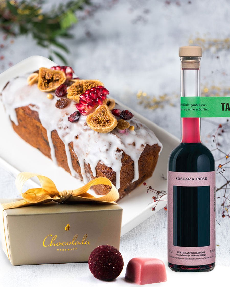 Gift bag with Currant&Smoke liqueur (10 cl), chocolates and Christmas cake